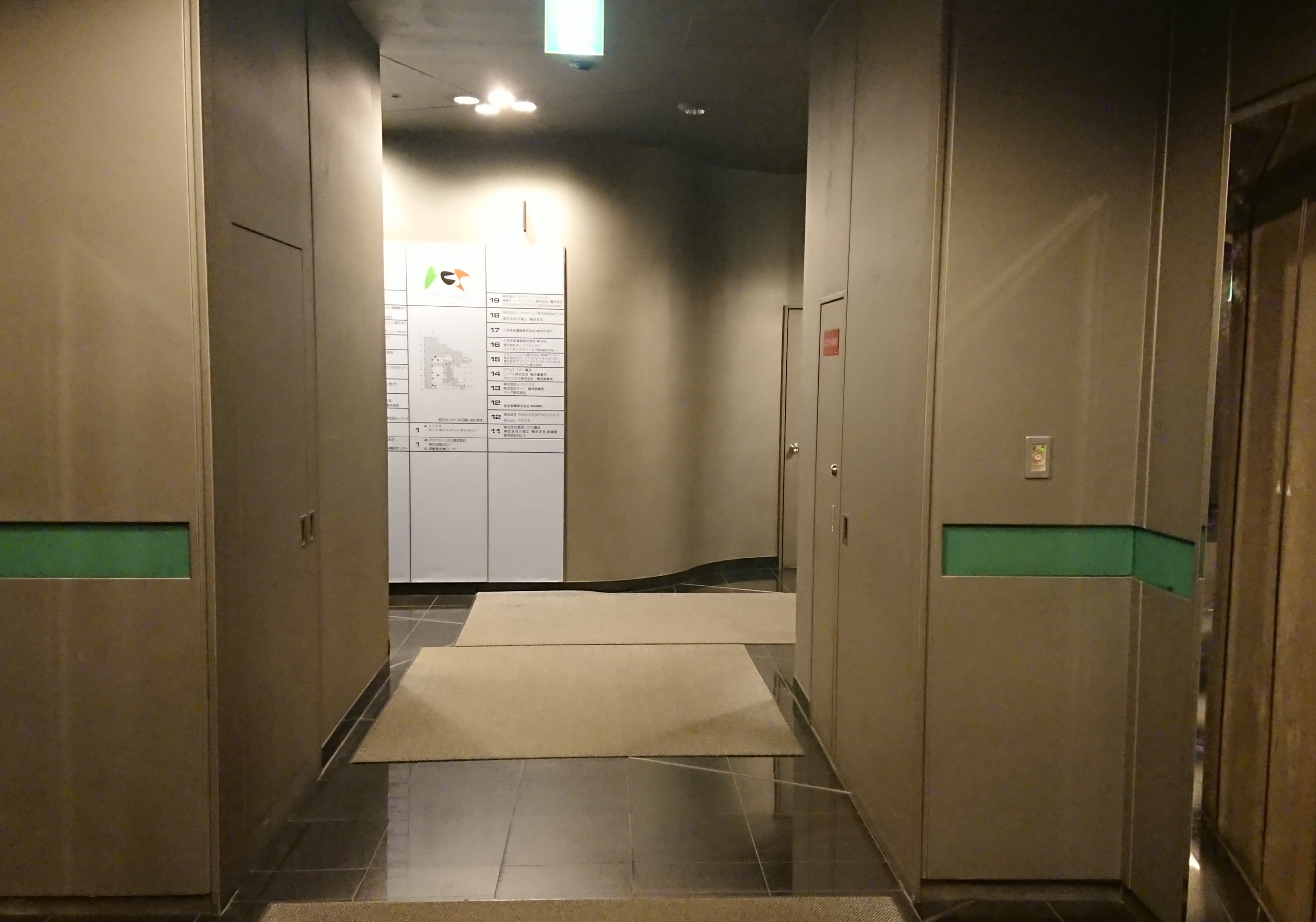 エレベーター出て左、つきあたり右に進む